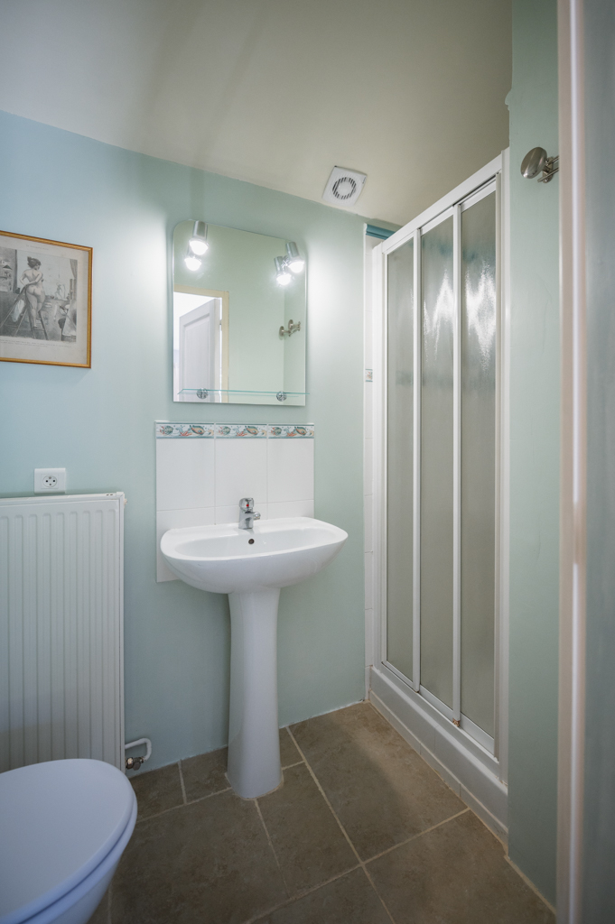 Bathroom of the Aurore room at the L’Heure Exquise rural lodge, equipped with a spacious shower, a modern sink, and elegant ceramic details.