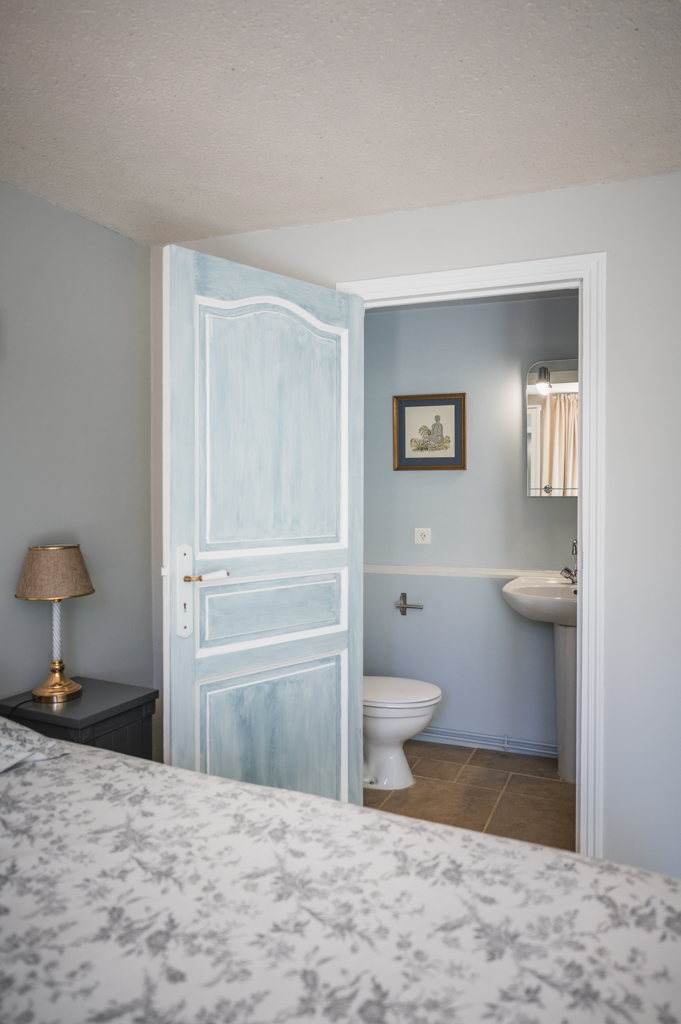 Bathroom adjoining the Crépuscule bedroom, equipped with a modern shower, a sink with mirror and a refined decoration.