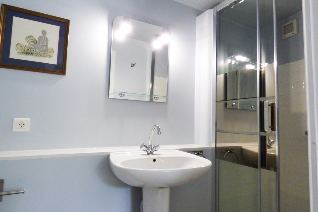 Modern and elegant bathroom in the Crépuscule room, with a shower and quality fittings.