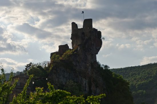 Photo of the Penne fortress, majestically perched on a rock, overlooking the Gorges de l’Aveyron