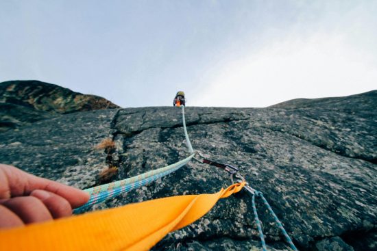 Photo prise du point de vue d’un escaladeur équipé, en train de grimper une falaise