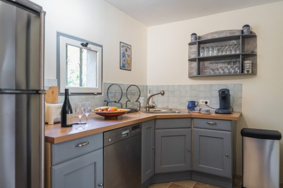 Photo of the kitchen of the L’Heure Exquise lodge with modern equipment, high-end appliances and friendly space