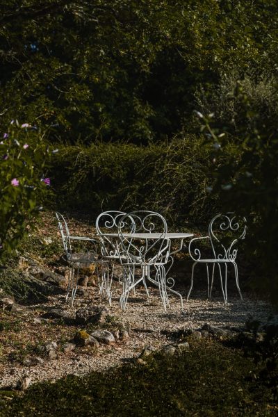 Photo d’une terrasse du gîte L’Heure Exquise, entourée de végétation, idéale pour se détendre en pleine nature.