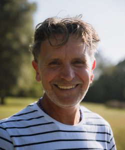 Portrait de Thierry, l’hôte de L’Heure Exquise, souriant et accueillant.